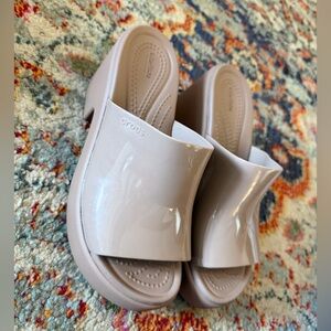 CROCS Brooklyn Taupe High Shine Slide Heel 6 like new smoke pet free platform